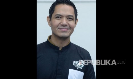 Aktor Dude Herlino. Dude Herlino mengaku cari tata cara Sholat Idul Fitri di rumah agar sesuai syariat