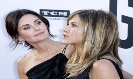 Aktris Friends, Courteney Cox (kiri) dan Jennifer Aniston. Cox mengaku sudah lupa dengan sejumlah adegan dari sitkom yang tayang sepanjang 1994-2004 itu.  