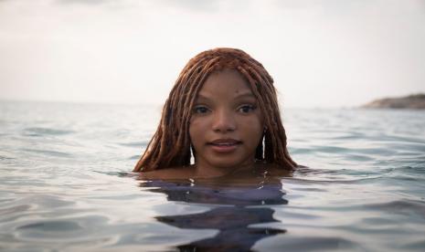 Aktris Halle Bailey sebagai Ariel di film live action terbaru dari Disney, The Little Mermaid.