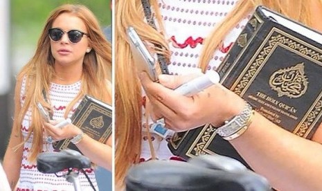 Aktris Hollywood Lindsay Lohan tertangkap kamera membawa sebuah mushaf Alquran terjemahan saat melaksanakan layanan sosial di sebuah pusat pendidikan anak di  Brooklyn, New York, Rabu (13/5) lalu.