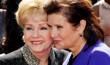 Aktris Hollywood sekaligus ibu dan anak, Debbie Reynolds dan Carrie Fisher.