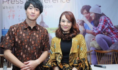 Aktris Indonesia Chelsea Islan dan aktor asal Jepang Shu Watanabe (kiri) berfoto bersama seusai konferensi pers produksi film televisi kerja sama Indonesia dan Jepang di Jakarta, Rabu (23/3).