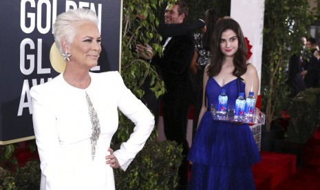 Aktris Jamie Lee Curtis saat Golden Globe Awards bersama model Fiji Water, Ahad (6/1).