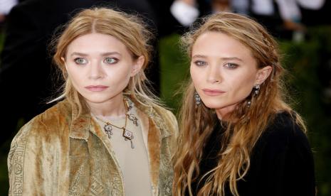 Aktris kembar, Ashley (kiri) dan Mary-Kate Olsen. Keduanya bergantian memerankan anak Bob Saget, Michelle, dalam film seri Full House.