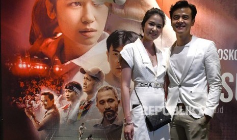 Aktris Laura Basuki (kiri) dan Aktor Dion Wioko berpose saat menghadiri konferensi pers film Susi Susanti di Jakarta, Selasa (22/10/2019).