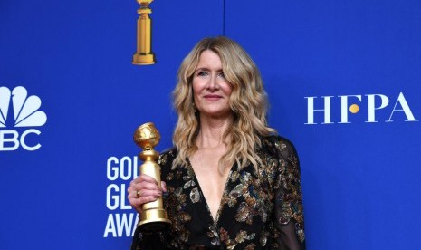 Aktris Laura Dern berpose dengan trofi Golden Globe.