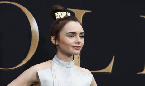 Aktris Lily Collins. Putri musisi Phi Collins ini juga bisa bernyanyi, namun lebih suka menjadi aktris.