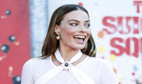 Aktris Margot Robbie akan berperan sebagai Barbie dalam film live-action yang akan diputar pada Juli tahun depan.