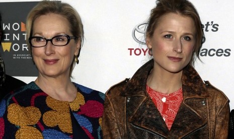 Aktris Meryl Streep (kiri) dan putrinya Mamie Gummer.