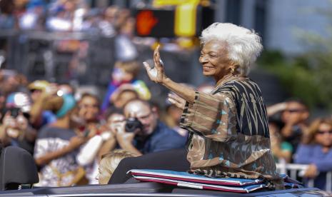 Aktris Nichelle Nichols. Peran Nichols sebagai Lieutenant Nyota Uhura di serial Star Trek ini dinilai penting dalam perjuangan kesetaraan hak orang kulit hitam. Nichols meninggal dunia dalam usia 89 tahun pada Ahad (30/7/2022). Abu kremasinya akan diluncurkan ke luar angkasa dengan roket Vulcan United Launch Alliance melalui Celestis Inc. 