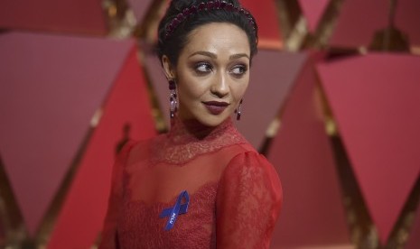 Aktris Ruth Negga mengenakan pita biru kepedulian di karpet merah Oscar, (27/2).