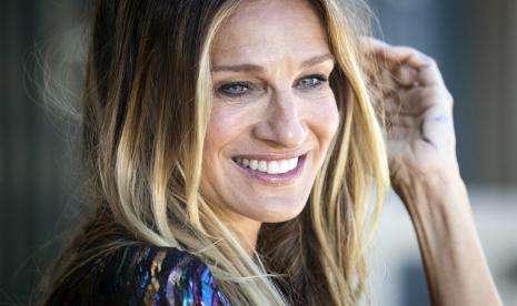 Aktris Sarah Jessica Parker dalam foto pada 7 September 2018. Penggemar memuji Parker sebagai pemberani karena tidak menutupi ubannya dengan cat rambut.