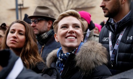 Aktris Scarlett Johansson tersenyum saat berdemonstrasi memprotes Presiden Amerika Serikat Donald Trump, di Washington, Sabtu (21/1).