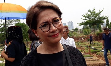 Aktris senior Widyawati melepas kepergian sahabatnya, almarhumah Titi Qadarsih.