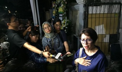 Aktris senior Widyawati usai mengunjungi rumah duka artis senior Ade Irawan yang meninggal pada Jumat (17/1) di Jakarta. 