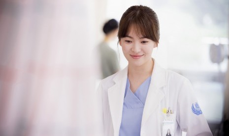 Aktris Song Hye-kyo dalam penggalan drama Korea yang sedang populer Descendants of the Sun.