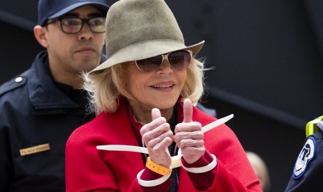 Aktris yang juga aktivis lingkungan, Jane Fonda, ditangkap polisi saat berdemonstrasi di Capitol Hill, Washington DC, awal November (1/11).