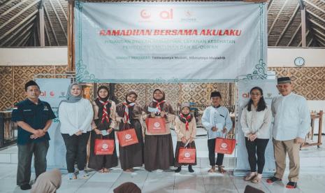 Akulaku berkolaborasi dengan Baznas menyediakan layanan kesehatan dan hidangan berbuka puasa untuk keluarga pemulung di Kota Bekasi.