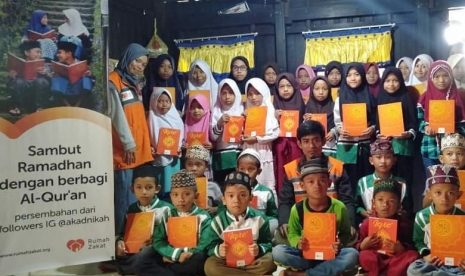     Akun @Akadnikah gandeng Rumah Zakat salurkan bantuan Alquran.