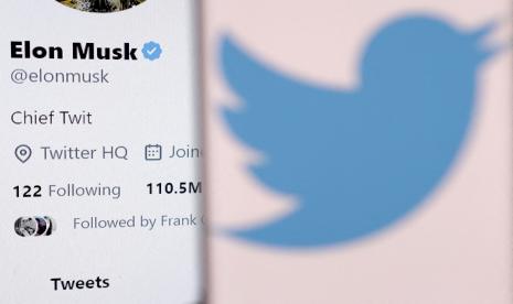 Akun Twitter Elon Musk dengan tanda centang biru.