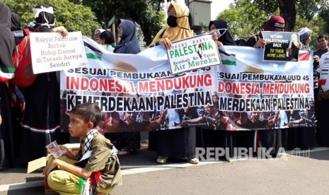 Al Aqsa Working Group (AWG) bersama Jamaah Muslimin Hizbullah menggelar aksi damai di depan Kedubes Amerika Serikat, Jakarta pada Selasa (3/4).