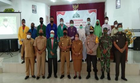 Al Fatih Kaaffah Nusantara (AFKN) Pusat menggelar program Penyerahan Beasiswa Merah Putih Saa Aur Saa (Satu Bantu Satu) yang dipusatkan di Kabupaten Fakfak, Papua Barat. 