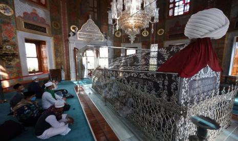 Ketua Komisi Fatwa MUI Jawa Timur, KH Maruf Khozin, berziarah ke Makam Sultan Al Fatih di Turki