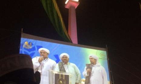 Al Habib Umar bin Hafidz dari Hadramaut saat menyampaikan ceramahnya saat Tabligh Akbar Majelis Rasulullah di Monas, Jakarta, Senin (8/10).