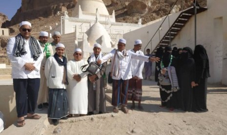 Al Zahra Tour and Travel membuka program berburu sanad keilmuan di Tarim Hadramaut Yaman Selatan. Program ini dijadwalkan Al Zahra selama 12 hari berziarah ke tempat-tempat besejarah di negeri sejuta wali. 