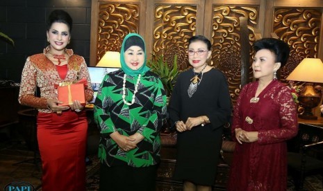 Ala Alatas (kiri) memberikan apresiasi terhadap empat wanita yang dianggap inspiratif