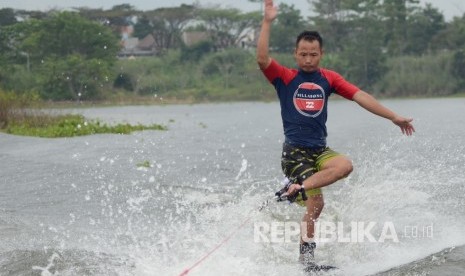 Salah satu atlet Ski Air dan Wakeboard andalan Jabar, Maliki Zulkarnain, berlatih gerakan Toe Hold dalam nomor Trick Riding, di Waduk Saguling, Kotabaru Parahyangan , Padalarang, Kabupaten Bandung Barat, Sabtu (14/5). (Republika/Rachmat Santosa)