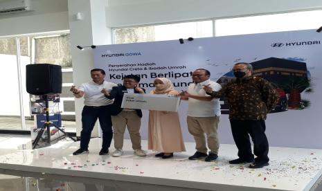 alah satu konsumen Hyundai penerima hadiah umrah.