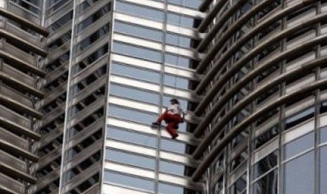 Alain Roberts si spiderman Prancis berhasil memanjat Burj Khalifa