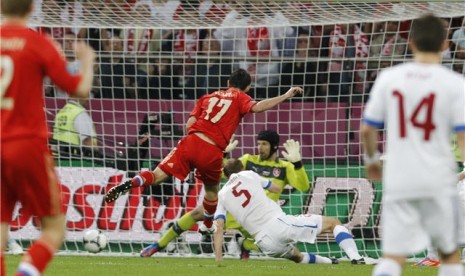 Alan Dzagoyev (tengah), pemain timnas Rusia, melepaskan tembakan membobol gawang Petr Cech, kiper timnas Republik Ceska, dalam laga Grup A Piala Eropa 2012 di Wroclaw, Polandia, Jumat (8/6). 