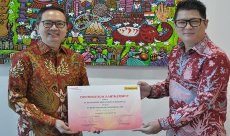 Alan J Tangkas Darmawan,  presiden direktur Eastspring Investments Indonesia (kiri); dan Glant Saputra Hadi, Head Segmentation Maybank Indonesia.