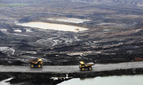 Alat-alat berat dioperasikan di pertambangan Bukit Asam yang merupakan salah satu area tambang terbuka (open-pit mining) batu bara terbesar PT Bukit Asam Tbk di Tanjung Enim, Lawang Kidul, Muara Enim, Sumatra Selatan, Sabtu (5/11).