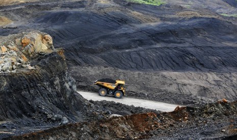 Tak Terimbas Corona, Bukit Asam Lihat Peluang Ekspor. Foto: Alat-alat berat dioperasikan di pertambangan Bukit Asam yang merupakan salah satu area tambang terbuka (open-pit mining) batu bara terbesar PT Bukit Asam Tbk di Tanjung Enim, Lawang Kidul, Muara Enim, Sumatra Selatan, Sabtu (5/11).