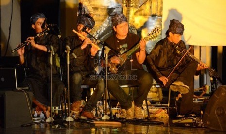  Alat-alat musik karya Dodong Kodir pada 'Gelar Lungsuran Daur Harmoni Sampah Eksperimentasi Alat Musik Dodong Kodir’ di Taman Budaya Jabar, Bandung, Sabtu (9/11) malam. (Republika/Edi Yusuf)