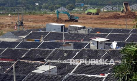 Alat berat beroperasi di sebuah proyek pembangunan rumah bersubsidi di Bogor, Jawa Barat, Senin (23/8). Menteri Pekerjaan Umum dan Perumahan Rakyat (PUPR) Basuki Hadimuljono menekankan agar program penyediaan perumahan ke depan berfokus pada pengentasan kemiskinan dan penurunan angka stunting di Indonesia