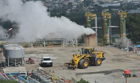 Alat berat digunakan pada pembangunan sumur produksi Pembangkit Listrik Tenaga Panas Bumi (PLTP) PT Geo Dipa Energi di kawasan dataran tinggi Dieng Desa Kepakisan, Batur, Banjarnegara, Jawa Tengah, Selasa (6/9/2022). Proyek PLTP Dieng 2 berkapasitas 55 MW merupakan salah satu Proyek Strartegis Nasional (PSN) dan masuk dalam Fast Track Program (FTP) tahap II 10.000 MW dari program 35.000 MW pada sektor pembangunan infrastruktur ketenagalistrikan pemerintah. 