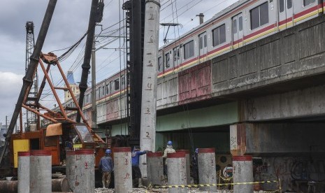 Alat berat digunakan untuk membangun pondasi pada proyek rel kereta api dwiganda (DDT) Paket A Manggarai-Jatinegara di kawasan Menteng, Jakarta, Rabu (28/12). 