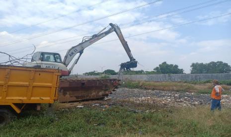 Alat berat dikerahkan untuk mengangkut sampah di Kali Kampung Bogor, Desa Setia Asih, Kecamatan Tarumajaya, Kabupaten Bekasi. Jumat (2/10). 