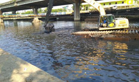 Alat berat dikerahkan untuk mengeruk lumpur di Kali Adem di segmen Pantai Indah Kapuk (PIK), Jakarta Utara, Rabu (26/8).