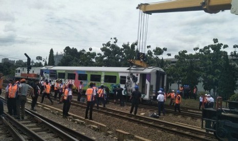 Alat berat dikerahkan untuk mengevakuasi gerbong kereta yang anjlok di Stasiun Bandung, Rabu (24/1).