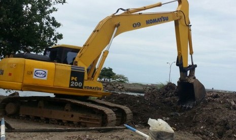 Alat berat diturunkan untuk bersih-bersih pantai Padang.