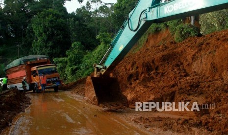 Alat berat eskavator membersihkan badan jalan yang tertutup longsor di jalan Trans Sulawesi (ilustrasi) 