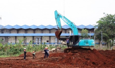 Alat berat melakukan penertiban lahan UIII di Kota Depok, Jawa Barat, Rabu (13/11)