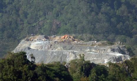 Alat berat melakukan pengambilan batu kapur sebagai bahan baku semen, di Bukit Karang Putih, Indarung, Padang, Sumatera Barat, Jumat (19/2). Semen Padang mulai menyasar sejumlah proyek infrastruktur yang sedang digarap di Sumatra dan berbagai proyek di pelosok desa yang memanfaatkan dana desa. 