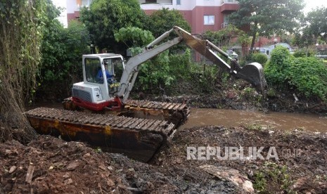 Alat berat melakukan pengerukan di Kali Krukut, Kemang, Jakarta, Rabu (31/8).  (Republika/ Wihdan)