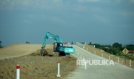  Alat berat melakukan proses pengerjaan proyek jalur tol Brebes Timur-Grinsing di ruas Pemalang, Jawa Tengah, Kamis (8/6). Tol sepanjang 110 kilometer dari Brebes Timur sampai Grinsing, Kabupaten Batang akan digunakan secara fungsional pada mudik lebaran tahun ini. 